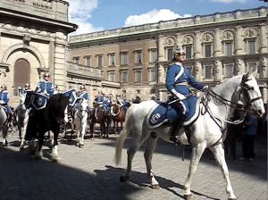 Stockholm, Innenstadt, Königspalast, Wachablösung beritten, Ausritt aus dem Innenhof 