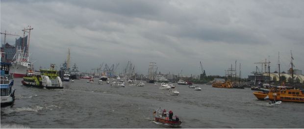 Hamburg -Hafengeburtstag - 11.05.2012 - Betrieb auf der Elbe ...