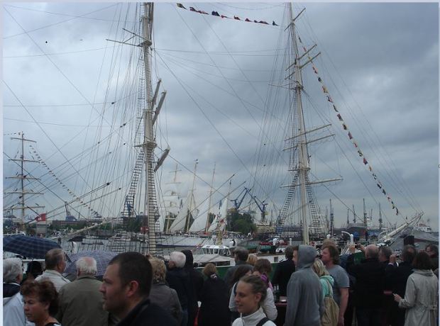 Hamburg - Hafengeburtstag - 11.05.2012 - Getümmel bei der Rickmer Rickmers, dahinter einlaufende Segelboote, Wetter durchwachsen (die ersten Schirme, von T-Shirt bis Mantel alles dabei)