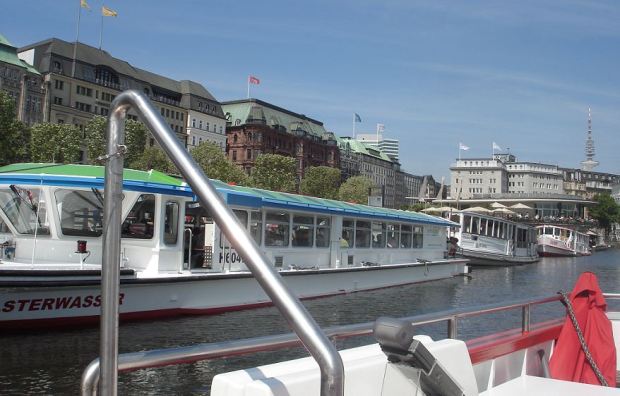 1_Alsterrundfahrt Hamburg - Ablegen am Jungfernstieg mit dem Alster-Cabrio - Am Anleger befinden sich noch "Alsterwasser", "St. Georg" und  "Eilbek" (siehe auch Text) 