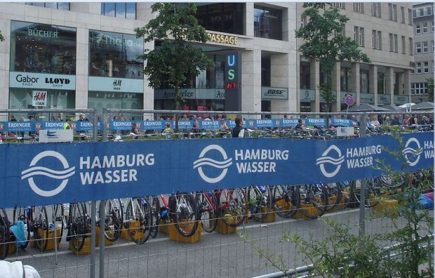 17_Hamburg - Triathlon 2012 - Wechselzone am Ballindamm - Laufen und Radfahren stehen noch aus ... 
