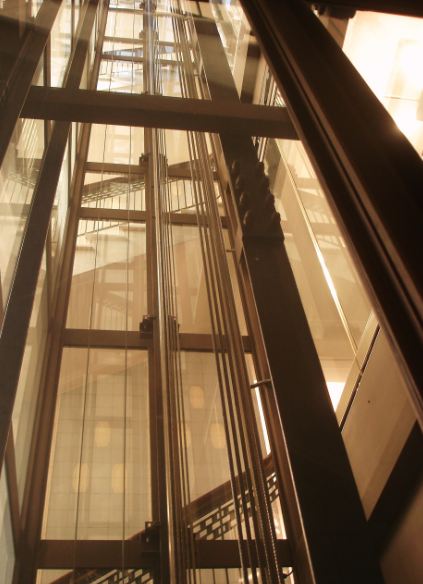 Hamburg - Kontorhäuser - Fahrstuhlschacht nachträglich in das Treppenhaus integriert ...