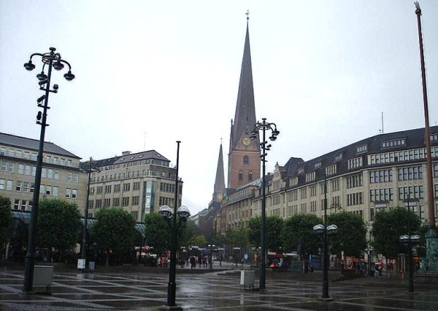 Die City im Regen - Hamburg, Rathausplatz, Blick Richtung Petrikirche