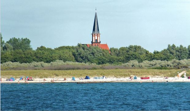 Die Fischländer Kirche von Wustrow von der Wasserseite gesehen