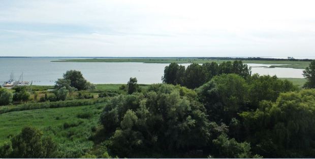 Ostseebad Wustrow - Saaler Bodden - rechts im Hintergrund die Ostsee (Blick vom Kirchturm)