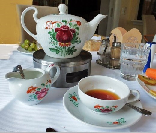 Das spezielle Teeporzellan mit dem Namen Ostfriesenrose ...