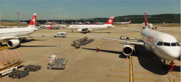 Flughafen Zürich - Rollfeld und Maschinen der Fluggesellschaft SWISS