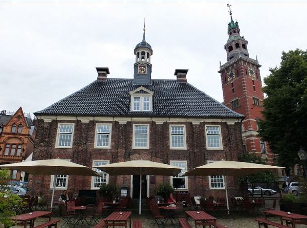 Leer, Ostfriesland - Restaurant zur Waage am Hafen, rechts im Bild der Rathausturm