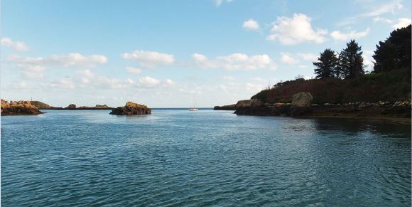 Bretagne - Île de Bréhat - Ruhiges Wasser zwischen einigen Eilanden ...