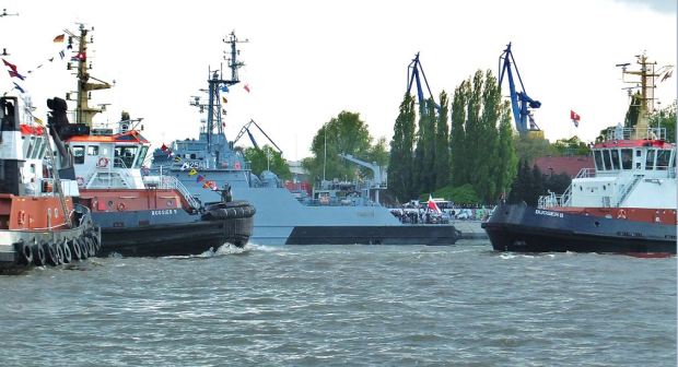 Hamburg - Mai 2015  - 826. Hafengeburtstag - Einlaufparade - Hinter den Schleppern das polnische Landungsschiff TORÚN