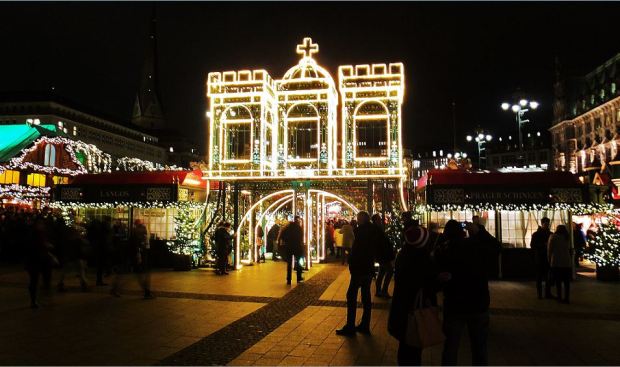 Advent in Hamburg - Historischer Weihnachtsmarkt vor dem Rathaus - Portal Richtung Kleine Alster