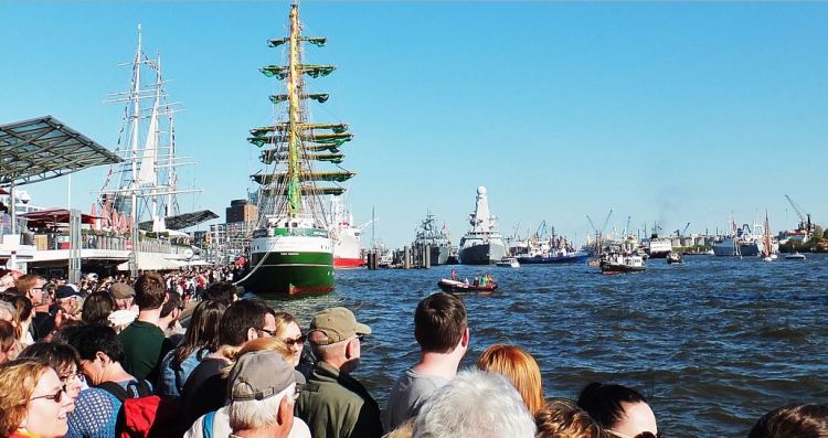 Hamburg - 827. Hafengeburtstag (2016) - Links Alexander von Humboldt II, hinten noch zu erkennen Fregatte Brandenburg und HMS Duncan