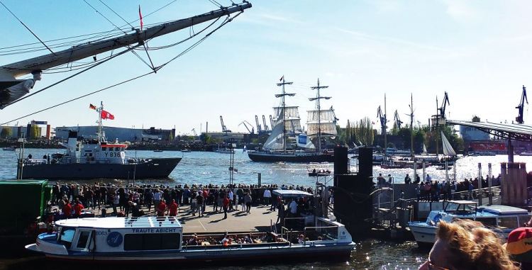 Hamburg - 827. Hafengeburtstag (2016) - Mercedes (Brigg, NL) und links die Putlos (Y836, Todendorf-Klasse)