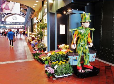 Hamburg - Wandelhalle Hauptbahnhof - Blumen Petzoldt und eine der über 100 Hummel-Figuren von 2003
