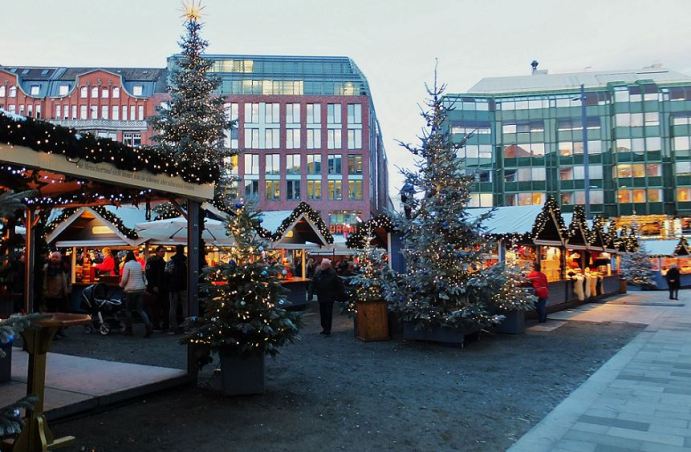 Hamburg - Weihnachtsmärkte 2016 - Gänsemarkt - Teils noch Schotterfläche ....