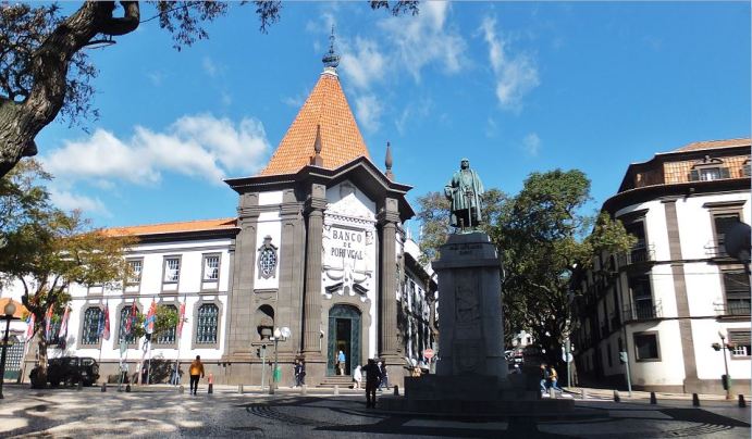 Madeira - Funchal - Banco de Portugal und Avenida Arriaga mit Madeiras Entdecker Zarco