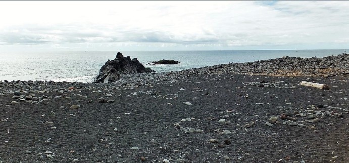 Strand nach Madeirer Art - Dunkler Sand und grobe Kiesel ...